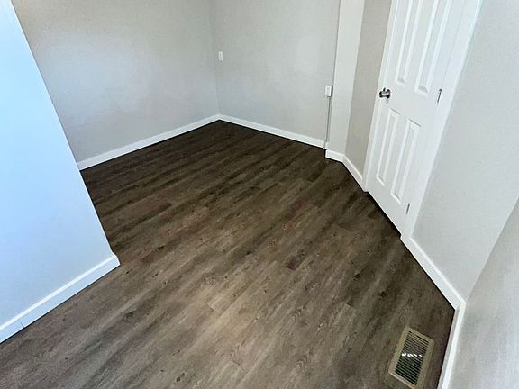 5th image of 933 Elm St