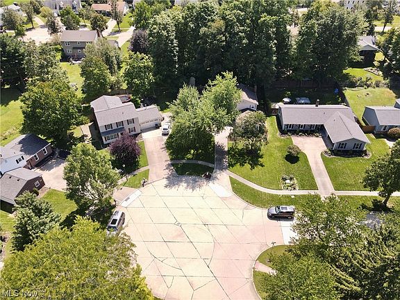 4th image of 534 Woodlake Dr