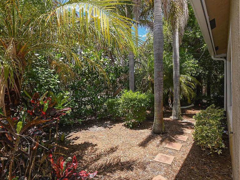 649 NE Bent Paddle Ln — Photo 38