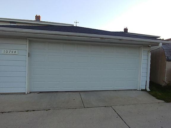 2 Car Garage with Remote Control Opener