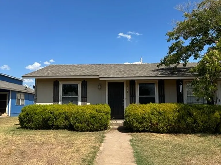 1041 Presidio Dr — Photo 2