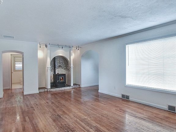 2nd image of 1421 NE Sunrise Ln