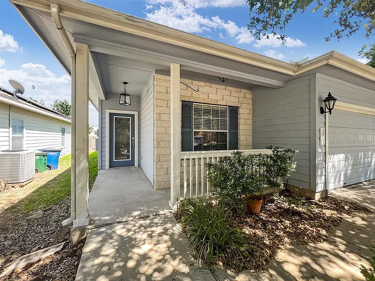 3917 Bronco Bend Loop — Photo 2