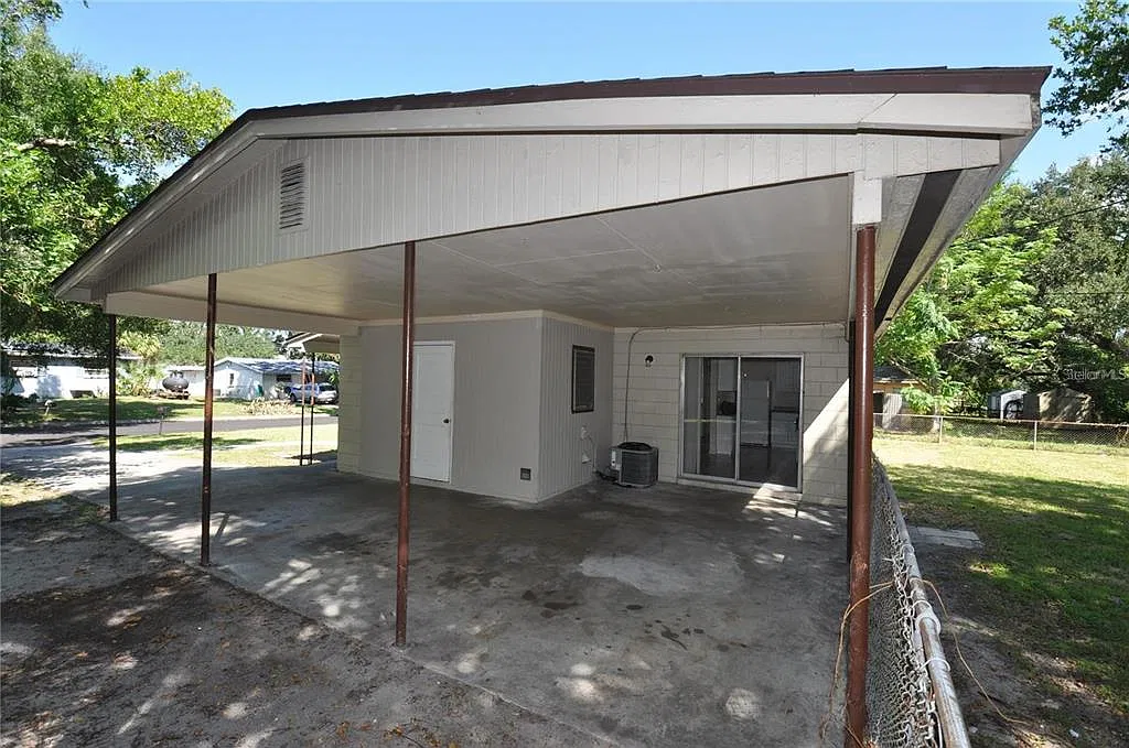 3 bed, 1.0 bath, 888 sqft, $1,595 — Photo 2