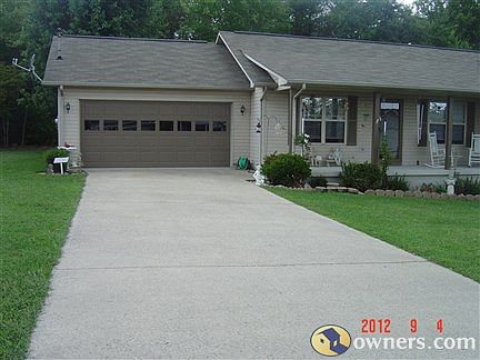 f3 bedroom and 2 full baths or will rent for 800/800 plus utilit