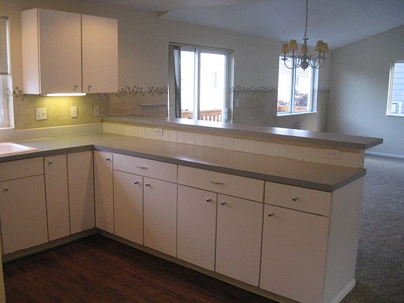 Kitchen with eating bar