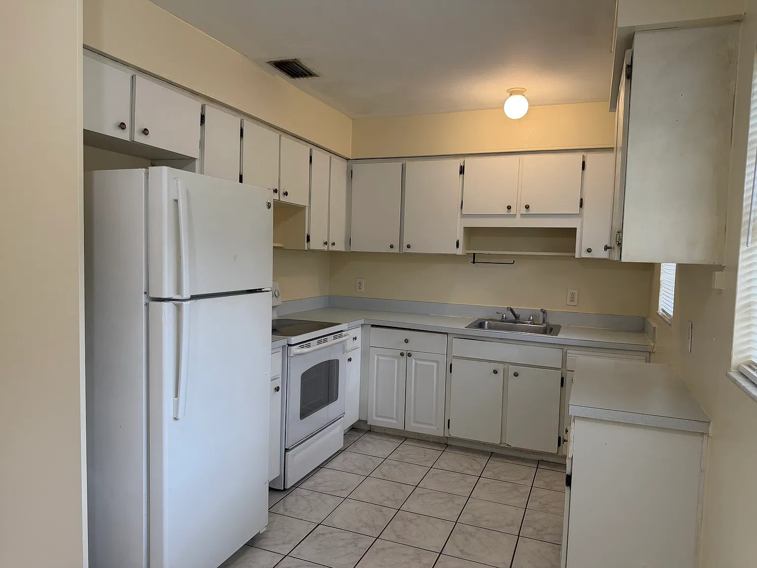 4 bed, 1296 sqft, $2,000 — Photo 3