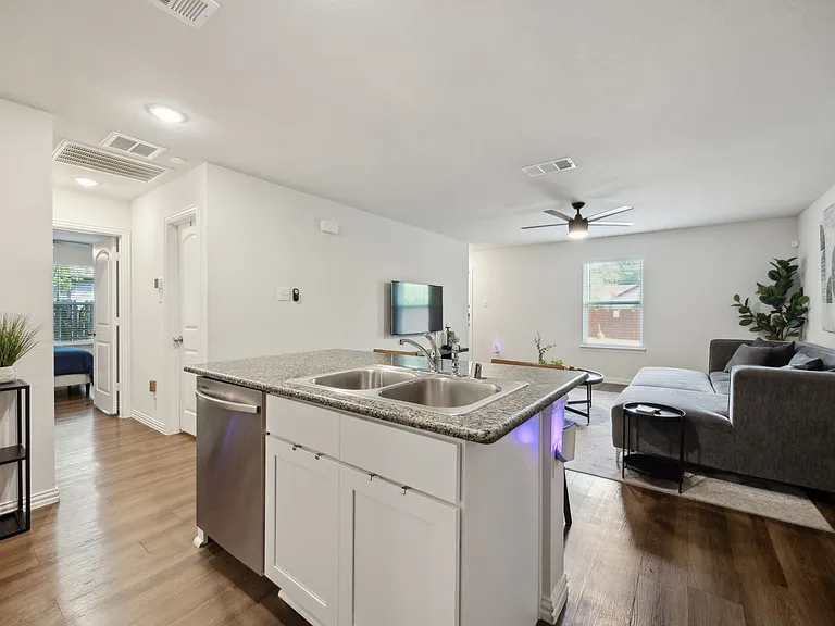 2326 Harding St — Photo 14