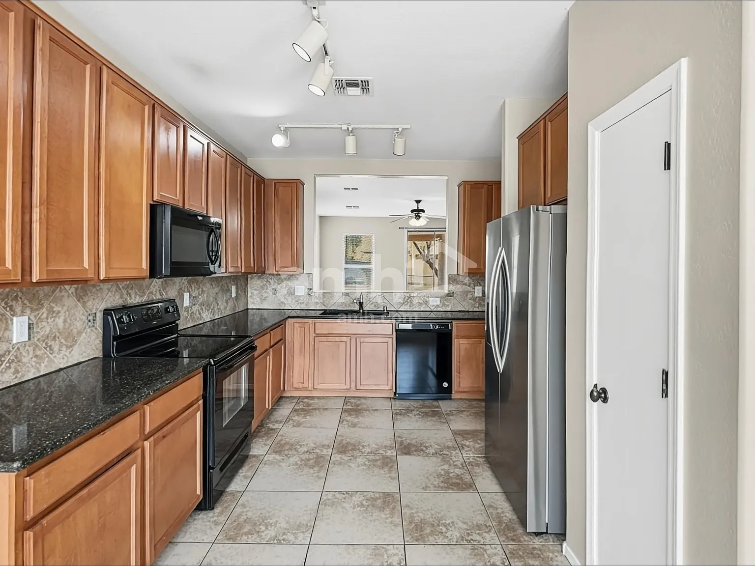 3 bed, 2.0 bath, 1702 sqft, $1,990 — Photo 3