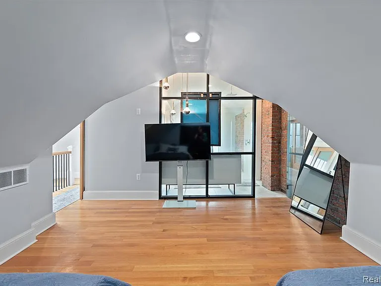 370 E Grand Blvd — Photo 24