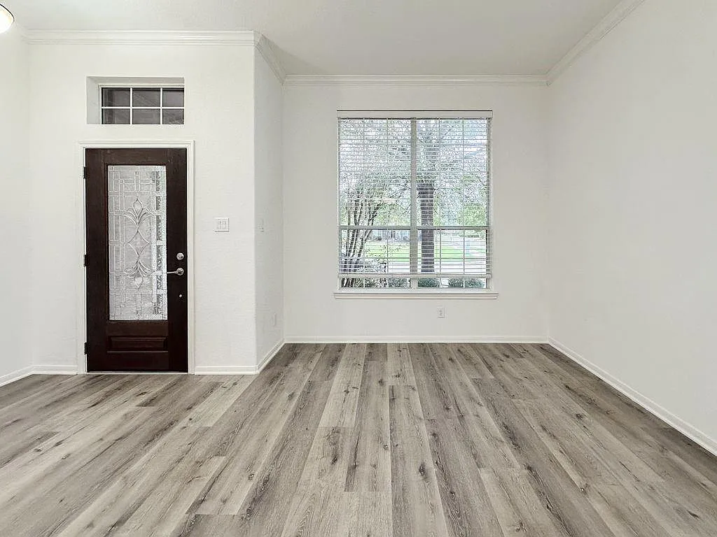 4 bed, 2.0 bath, 2014 sqft, $2,400 — Photo 3