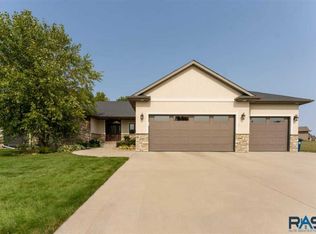 1812 S Copper Crest Cir, Sioux Falls, SD 57110