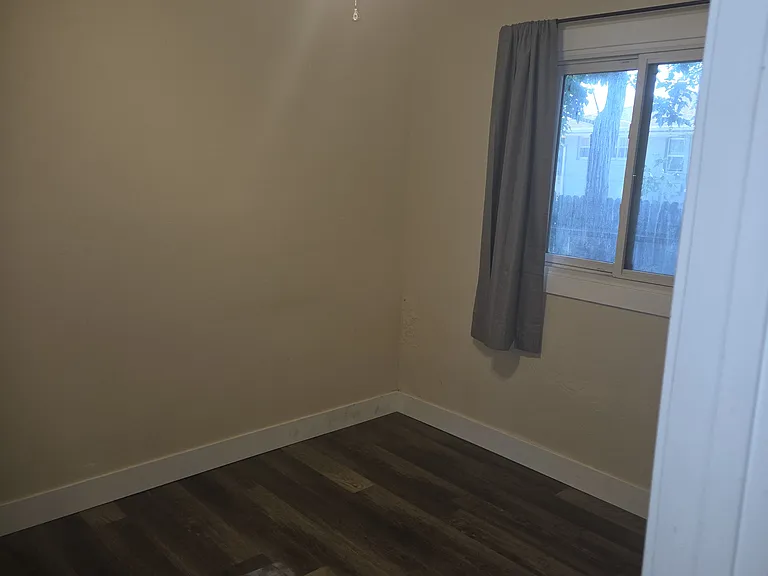 916 W 300 N — Photo 17