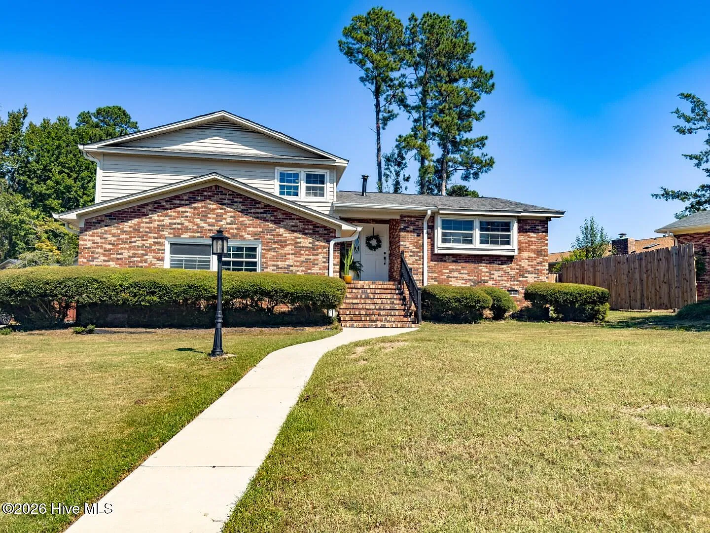 3 bed, 2.5 bath, 1994 sqft, $2,100 — Photo 1