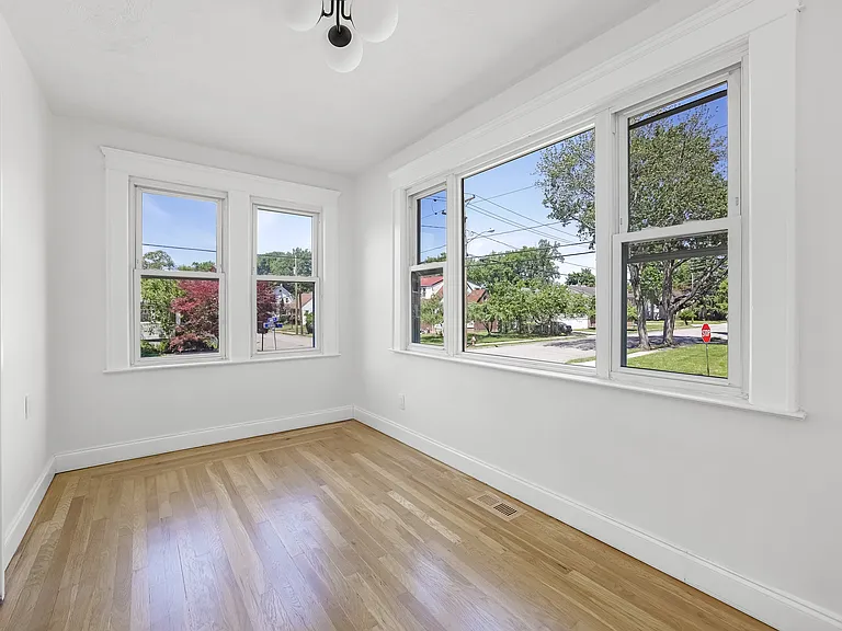 135 E Linden Ave — Photo 14
