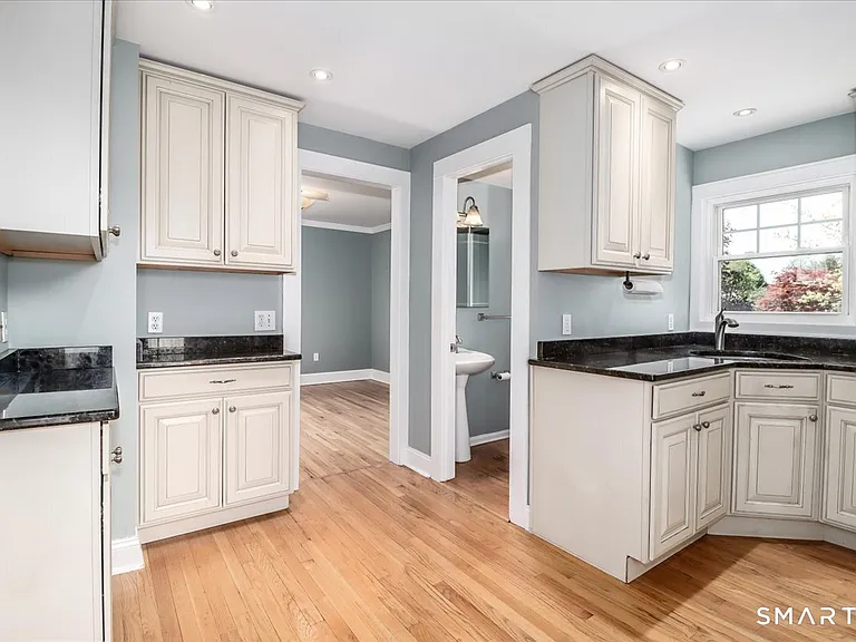 25 Maplewood Ave — Photo 16