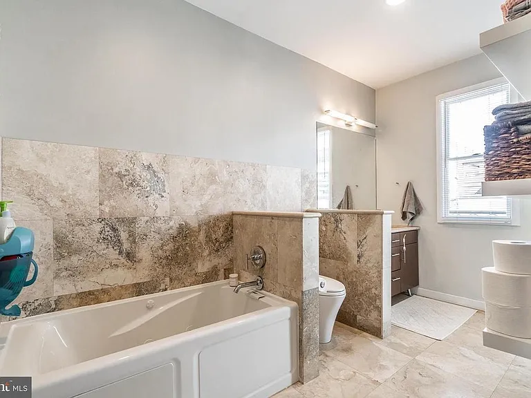 1637 Catharine St — Photo 12