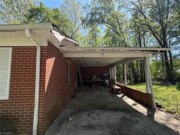 2nd image of 1519 Pipers Gap Rd