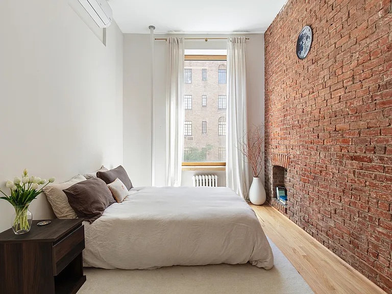 51 E 10th St #7 — Photo 1