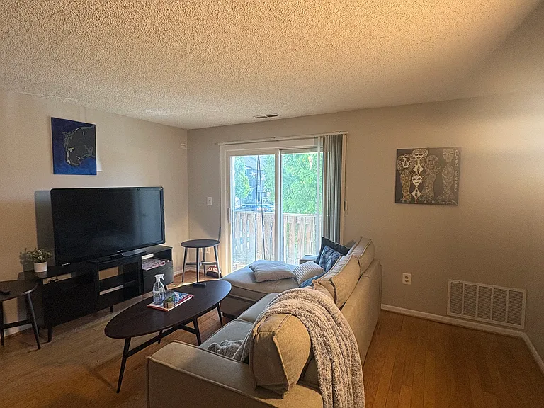 1012 Ravens Crest Dr — Photo 3