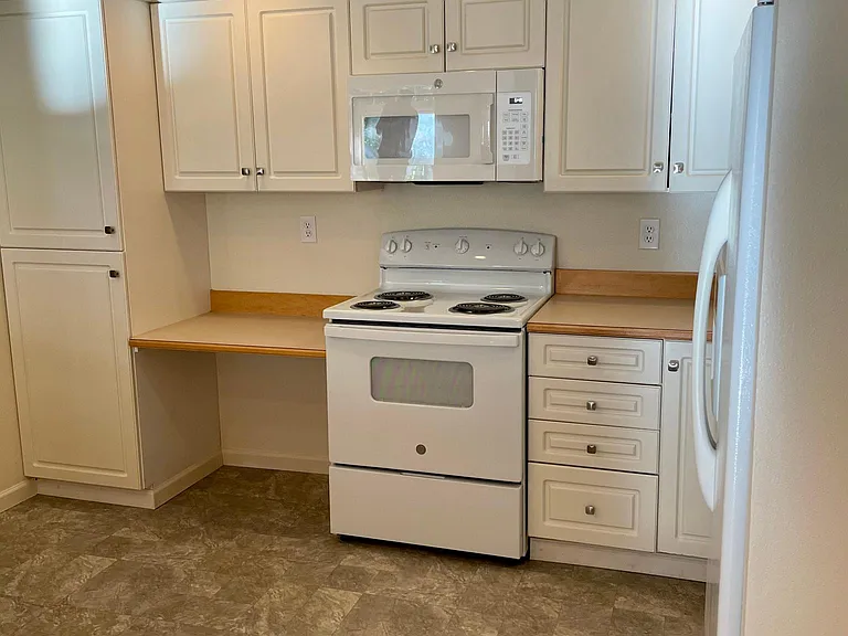 425 S 46th Pl #D — Photo 2