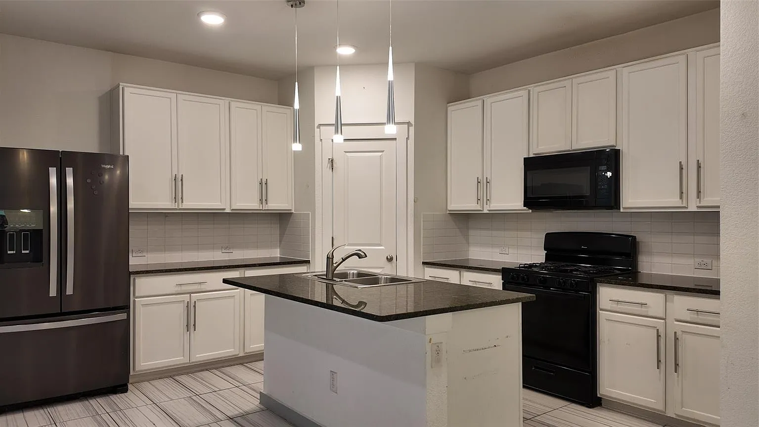 3 bed, 2.0 bath, 1420 sqft, $2,050 — Photo 4