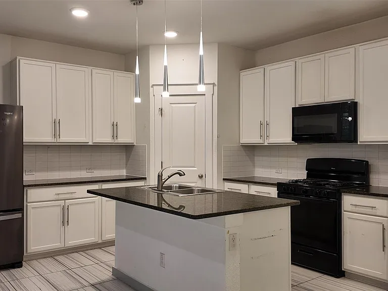 16911 Alturas Ave — Photo 4