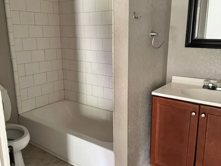 2504 Avenue H — Photo 9
