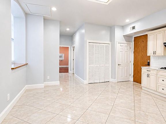4th image of 928 Race St