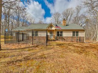 102 Oak Ridge Ct, Hawley, PA 18428