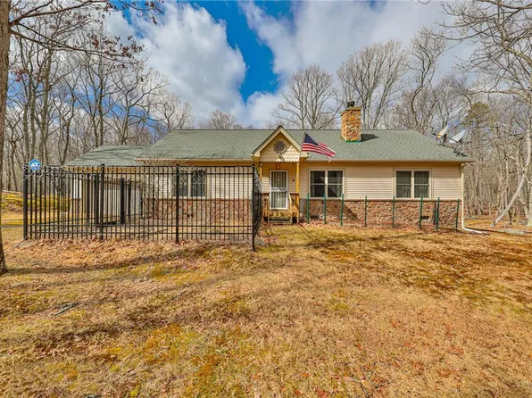 102 Oak Ridge Ct, Hawley, PA 18428