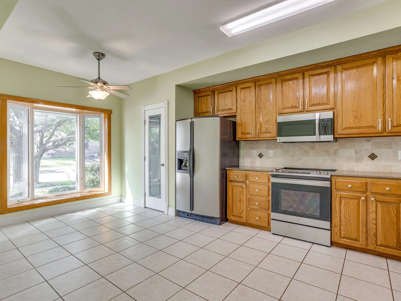 3 bed, 1855 sqft, $2,500 — Photo 3