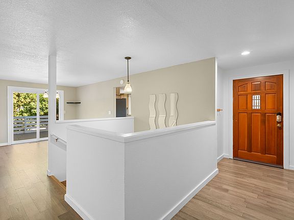 3rd image of 1107 Meadowview Ct