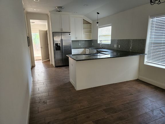 4th image of 818 N Throckmorton St