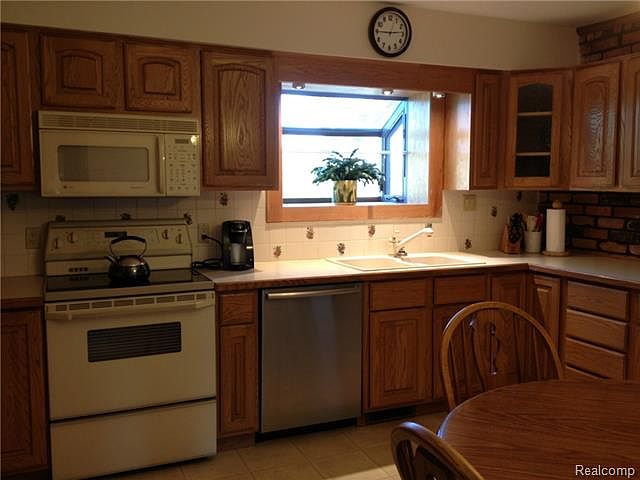 2nd image of 1900 Oak Grove Rd