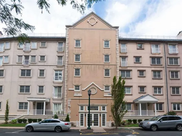 203 Shearwater Ct W APT 33, Jersey City, NJ 07305