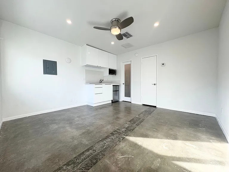 700 N Riverside Dr #4 — Photo 5