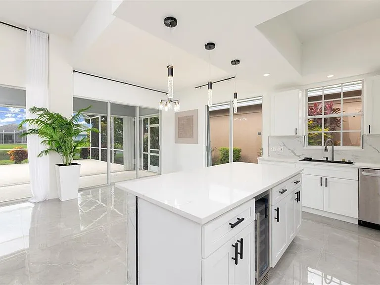 249 NW Bentley Cir — Photo 6