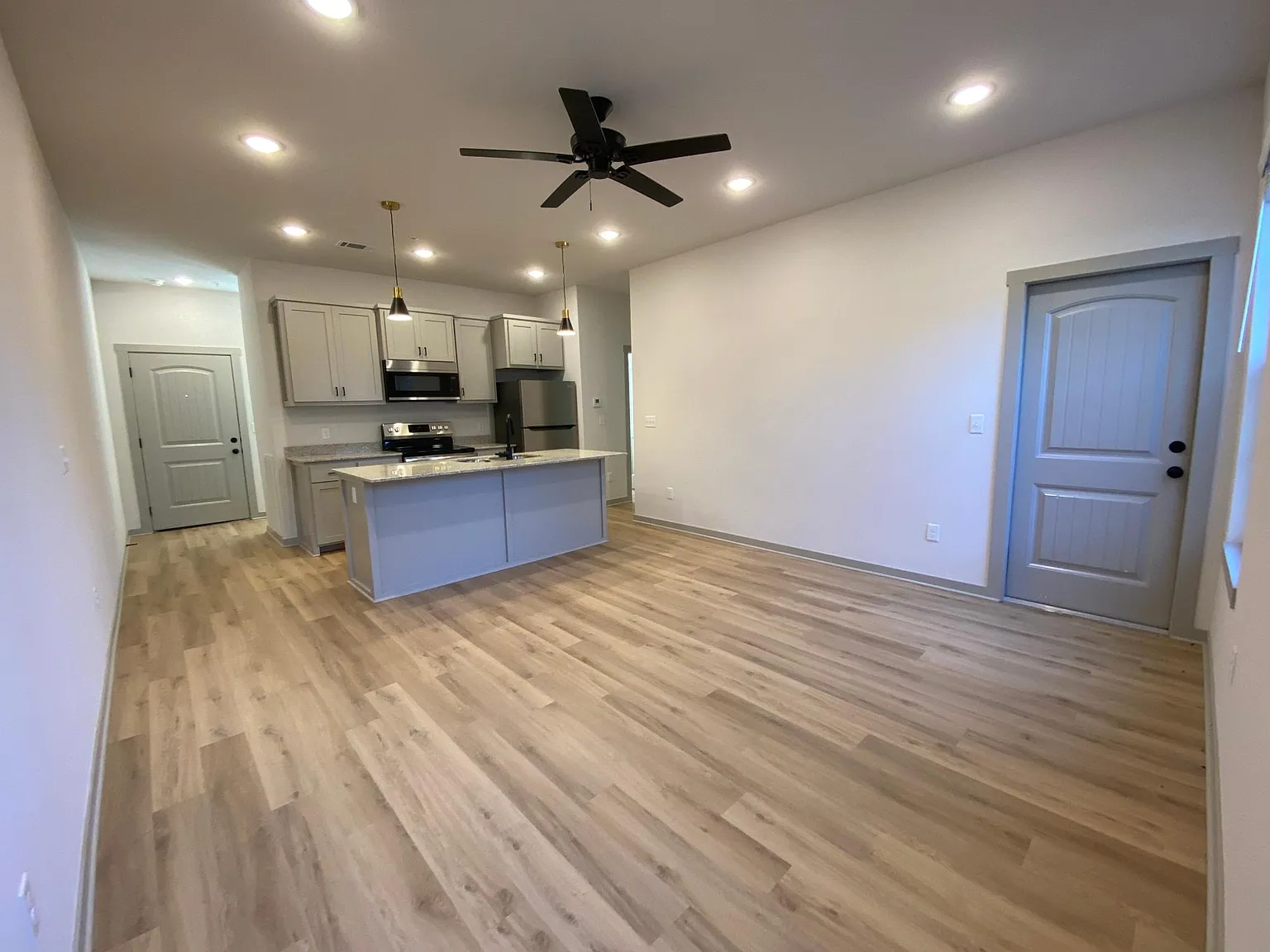 2 bed, 881 sqft, $1,200 — Photo 2