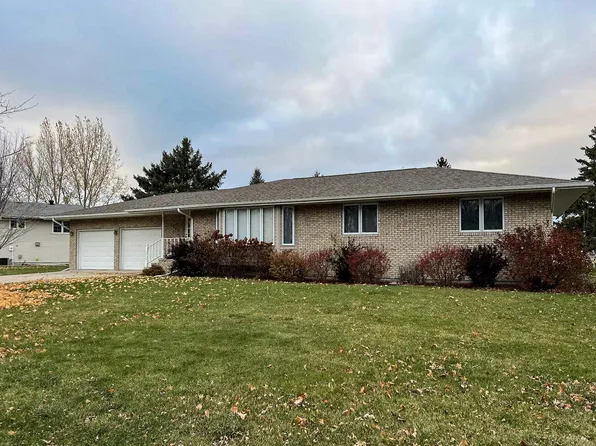 1803 Robinhood Dr, Thief River Falls, MN 56701