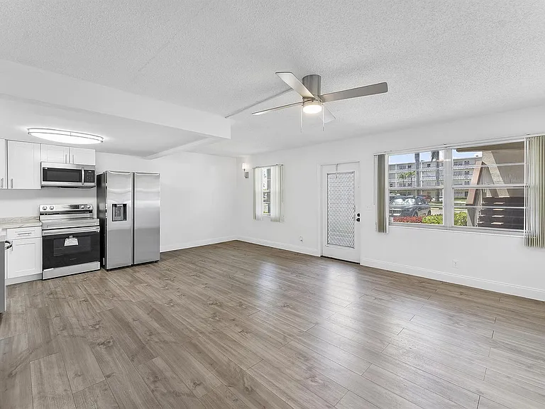 1052 Hythe Pl #C — Photo 4