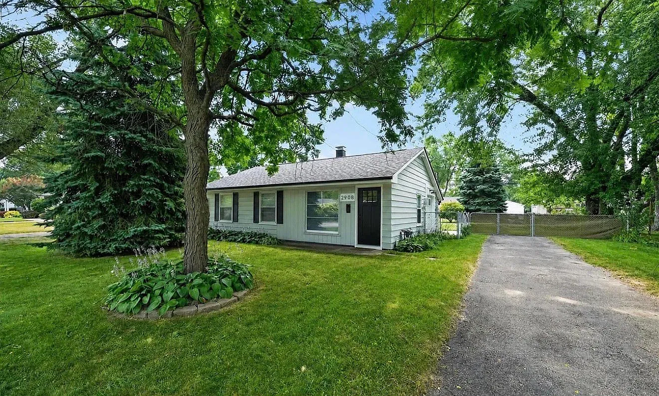 3 bed, 882 sqft, $1,875 — Photo 1