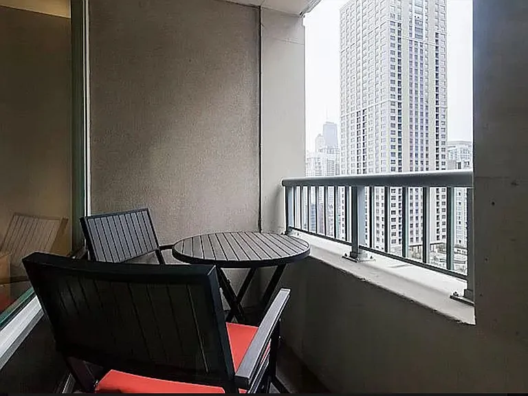 N La Salle Dr — Photo 2