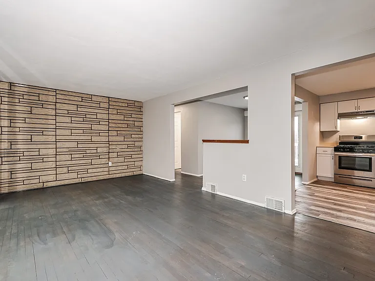 1372297_017_living_room_13526703.jpg