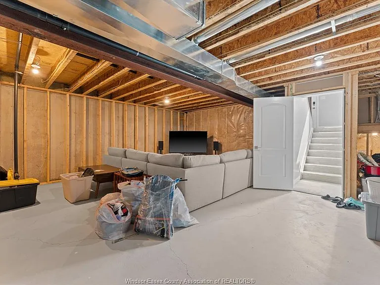 3185 Viola Cres — Photo 13