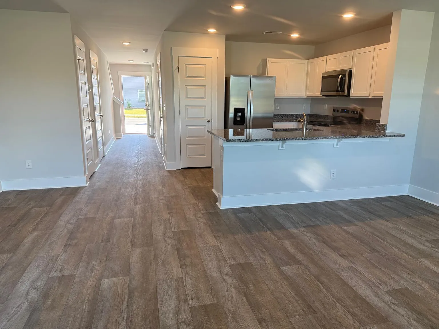 3 bed, 2.5 bath, 1418 sqft, $1,799 — Photo 3
