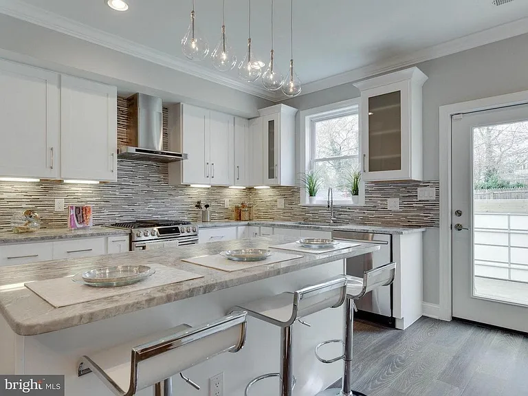 Chefs Kitchen, Quartzite island, Stainless, Appliances, Pantry, Overlooking dedicated back yard with parking