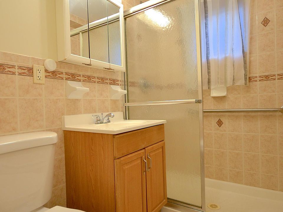 1st image of 220 Quincy Ave #1