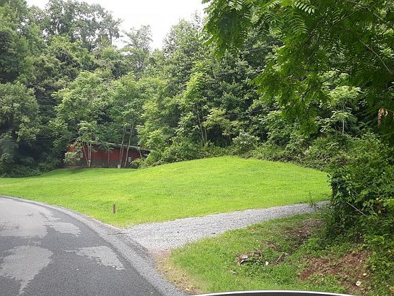 Entrance to property from Pumpkin Hollow Road