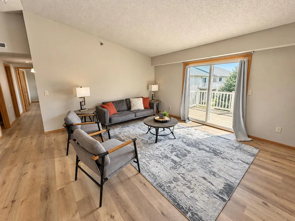4020 McKenzie Dr SE — Photo 1